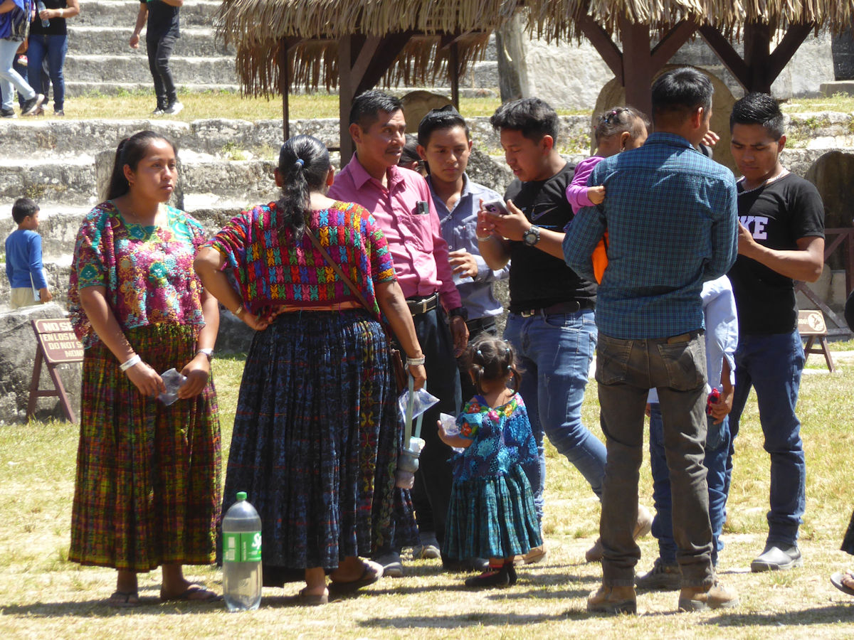 Grupo de pobladores originarios, Tikal, Guatemala