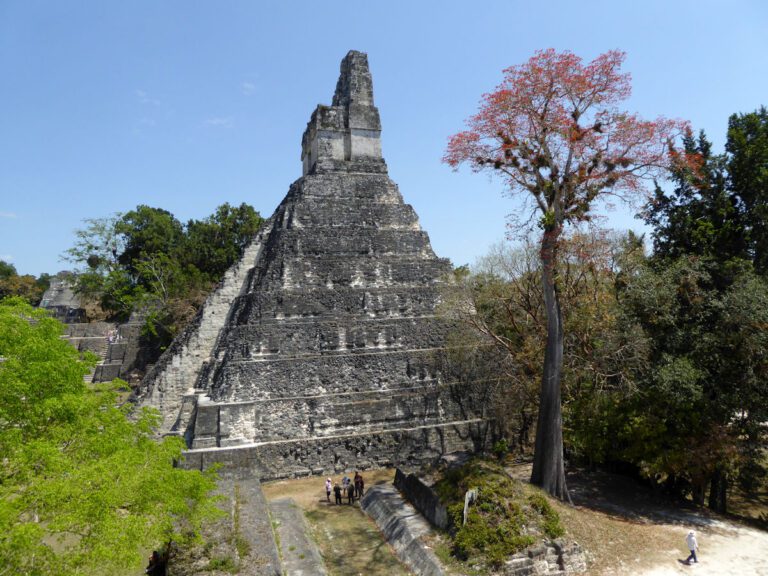 Templo do Grande Jaguar, Tikal, Guatemala. Ao pé da quadra de jogo de bola.