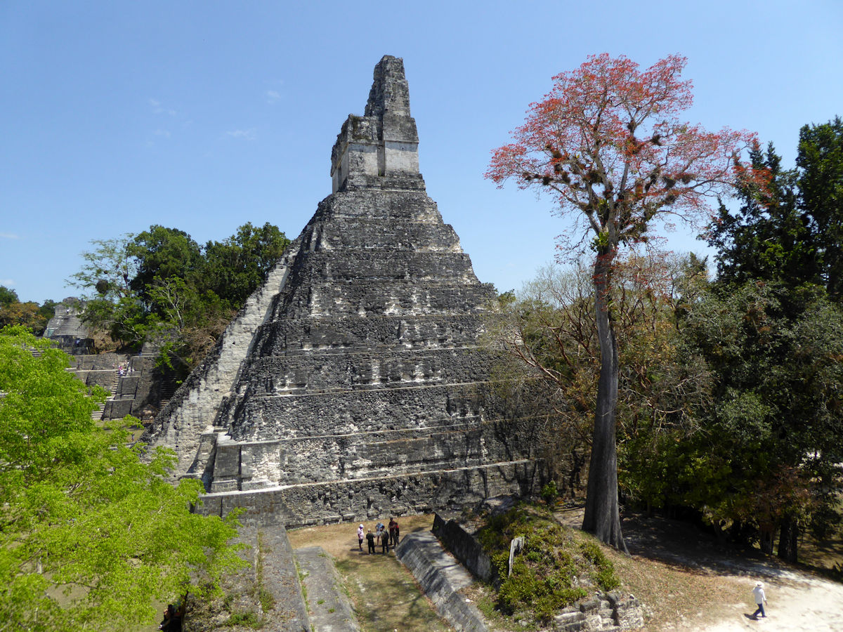 Templo del Gran Jaguar, Tikal, Guatemala. Al pié cancha del juego de pelota