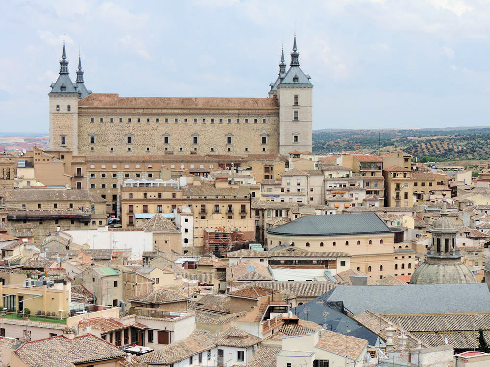 Ao fundo, o Alcázar de Toledo (museu militar), Castela, Espanha.