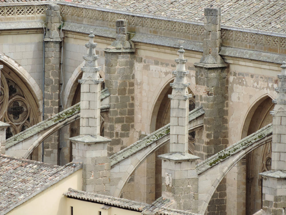 Arco de contraforte voador de uma igreja em Toledo, Castela, Espanha.