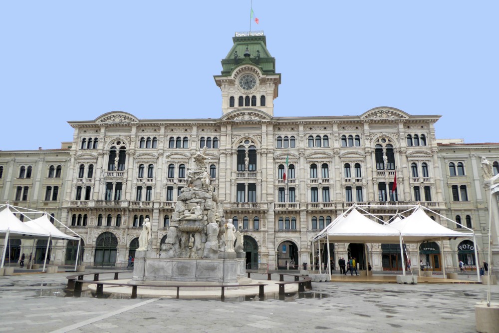 Palacio Municipal, Triete, Italia
