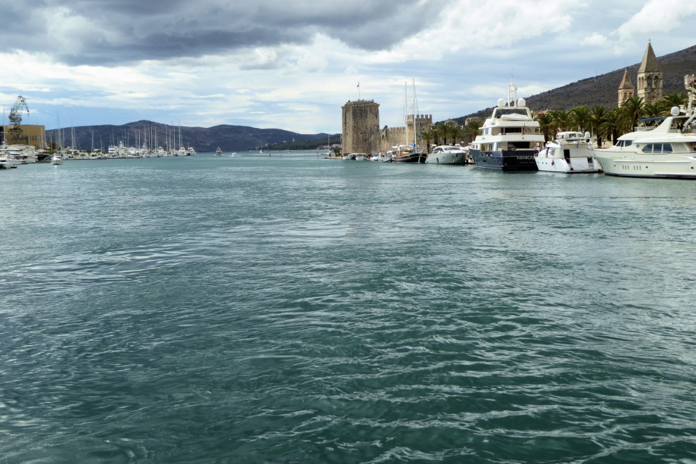 Canal entre Trogir y la Isla de Ciovo, Ciudad de Trogir, Croacia