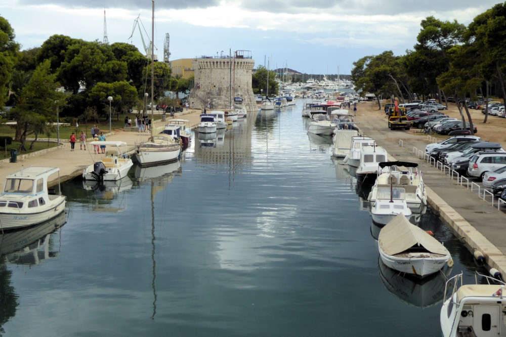 Canal que separa Trogir del continente, Ciudad de Trogir, Croacia