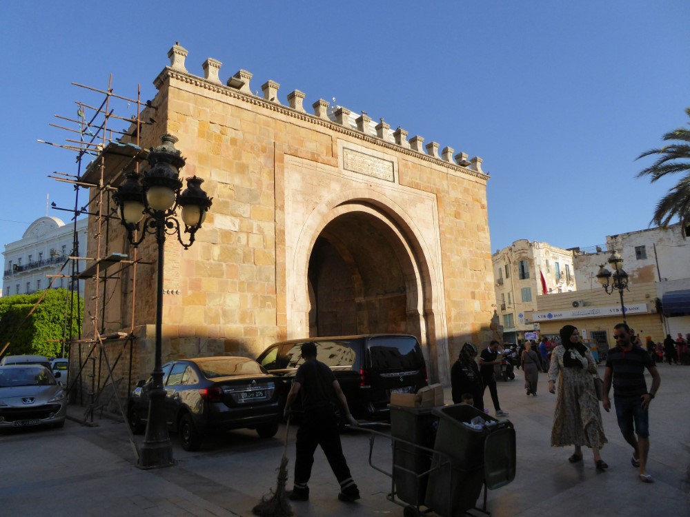 Bab al-Bahr (Puerta al-Bahr) en la entrada de la Medina de la ciudad de Túnez, Túnez