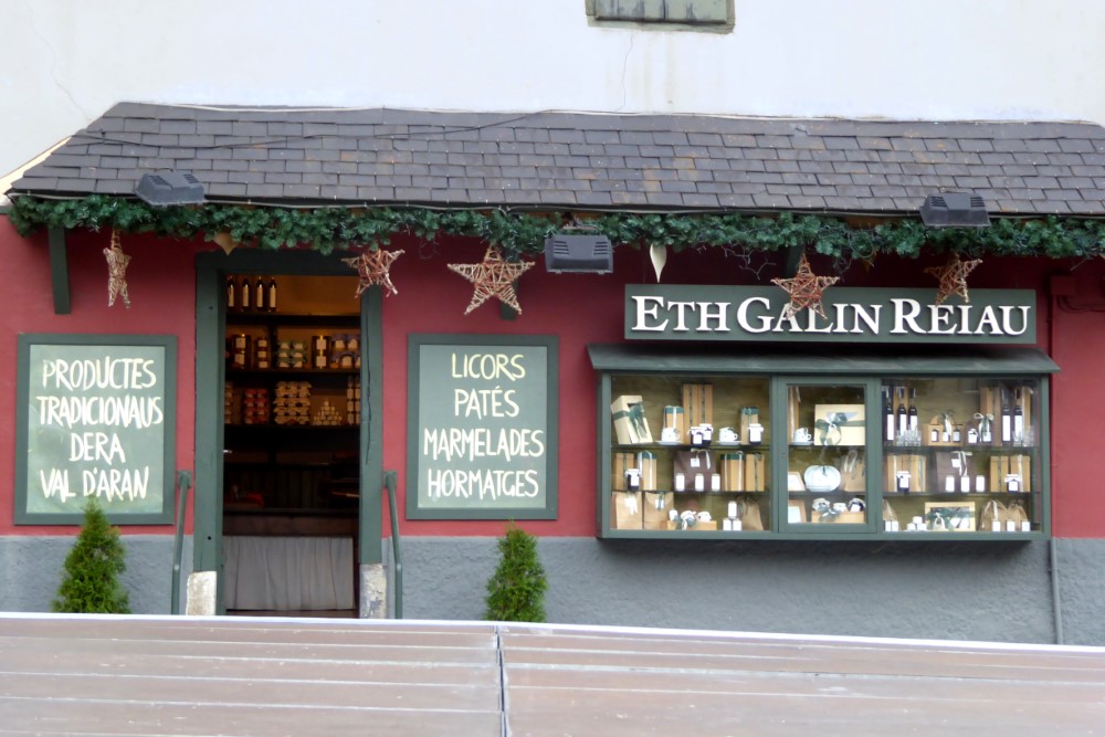 Comercio en Vielha, Val d' Aran, Lerida, España