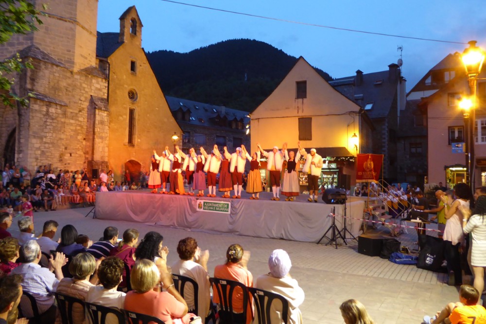 Fiesta popular en Vielha, Val d'Aran, Lérida, España