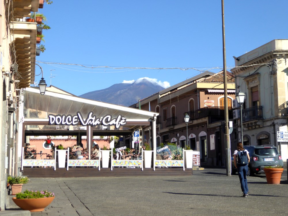Ciudad de Nicolosi, en camino al Vocán Etna, Sicilia, Italia