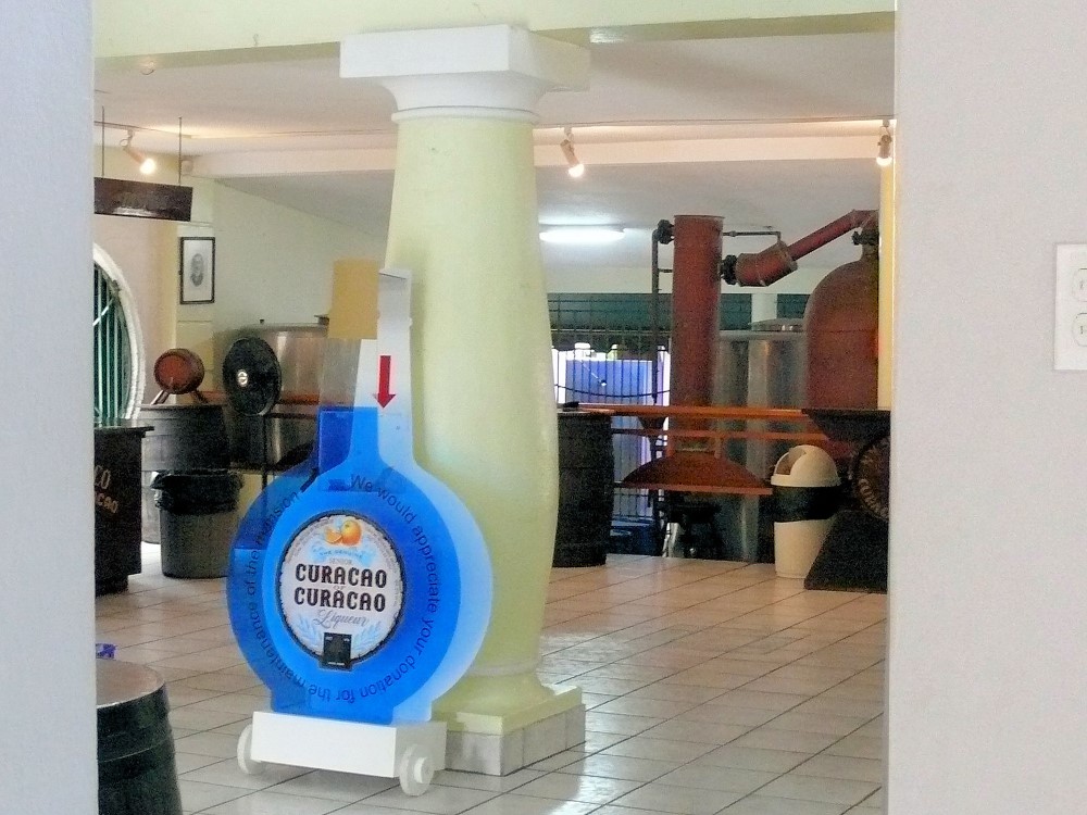 Interior de la fábrica de licor Curacao, en Willemstad, Curacao