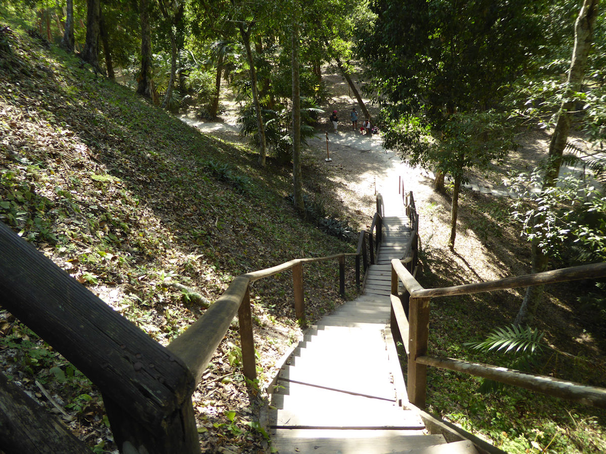 Escalera hacia el Templo de las Manos Rojas, Yaxha, Petén, Guatemala