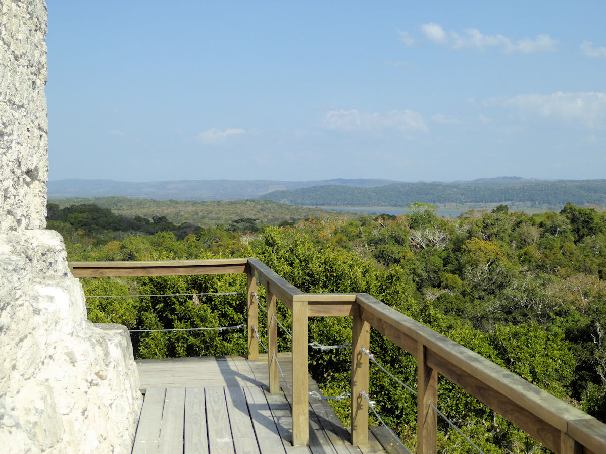 Vista desde el Templo de las Manos Rojas, Yaxhá, Petén, Guatemala