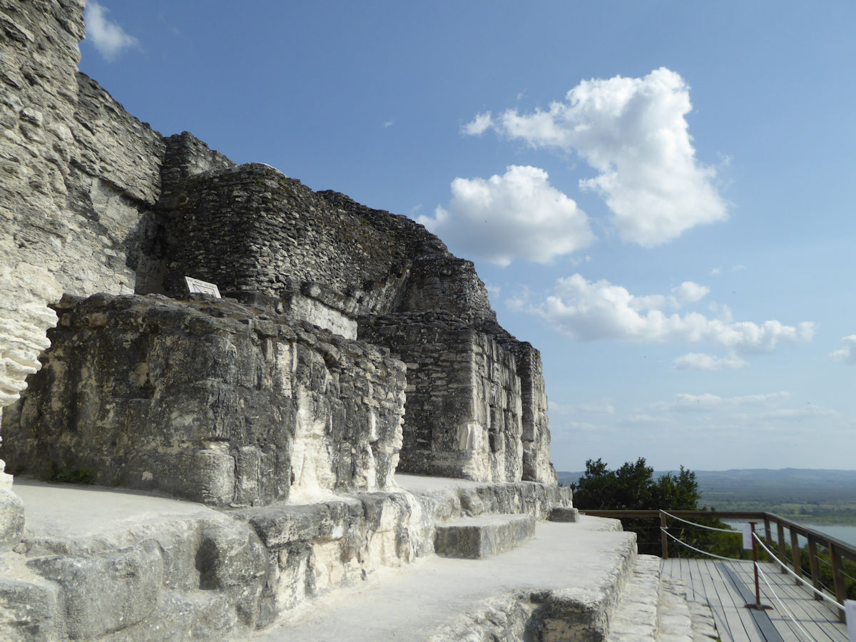 Coronamiento del Templo de las Manos Rojas, Yaxhá, Petén, Guatemala