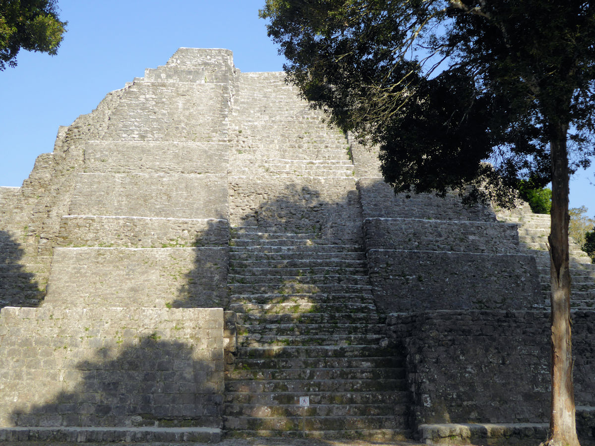Pirámide en la Acrópolis Sur, Yaxha, Petén, Guatemala