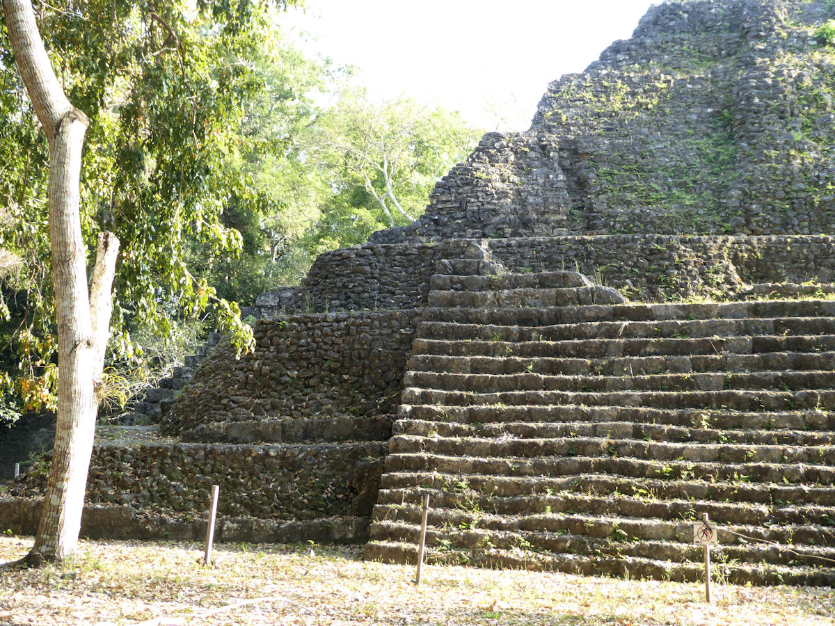 Pirámide en la Acrópolis Sur, Yaxha, Petén, Guatemala