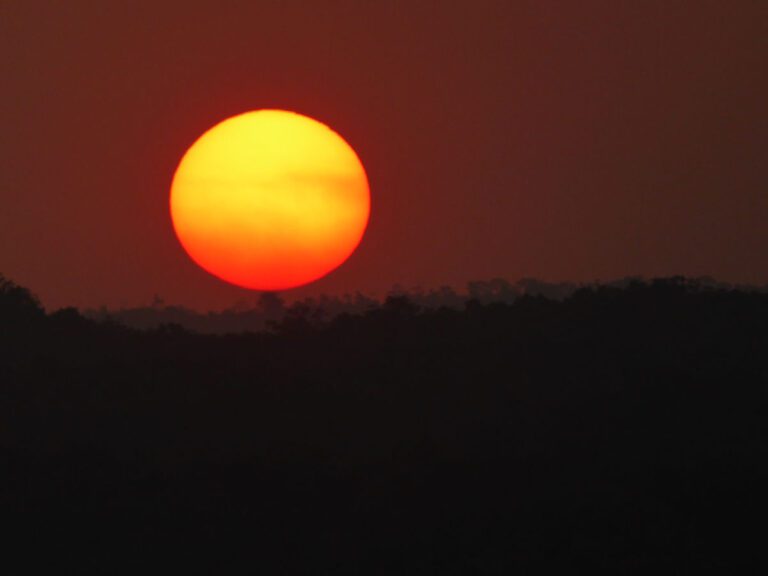 Puesta de sol desde la Pirámide de las Manos Rojas, Yaxhá, Petén, Guatemala