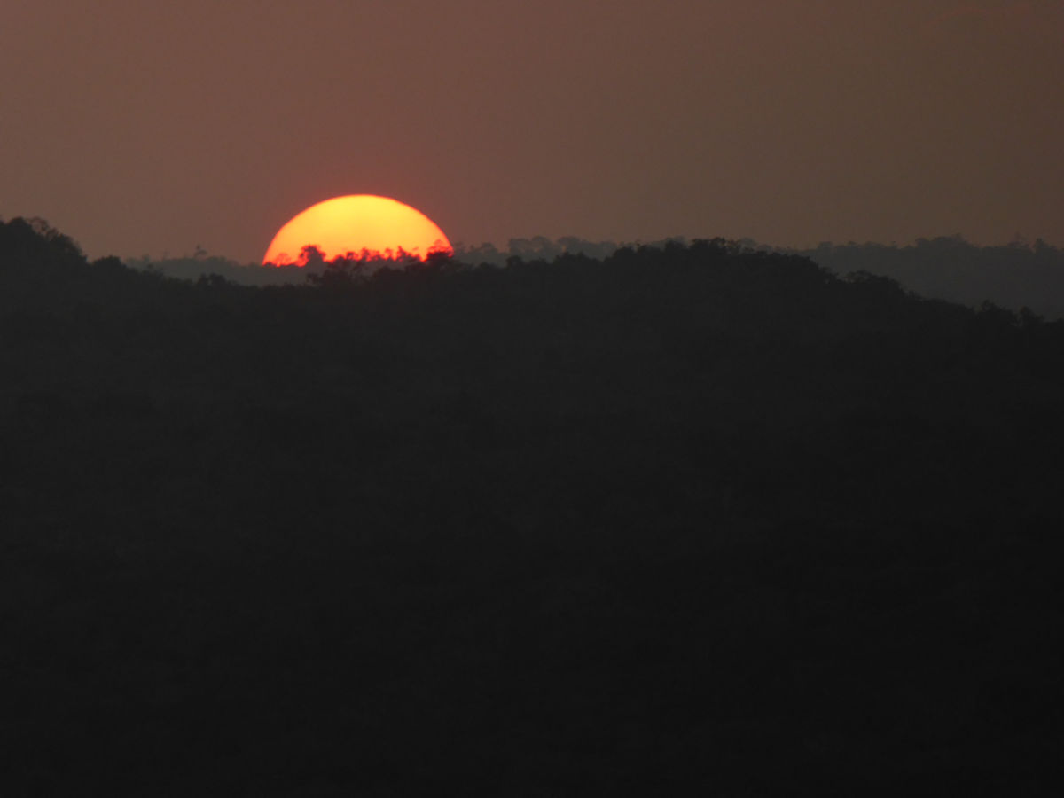 Puesta de sol desde la Pirámide de las Manos Rojas, Yaxhá, Petén, Guatemala