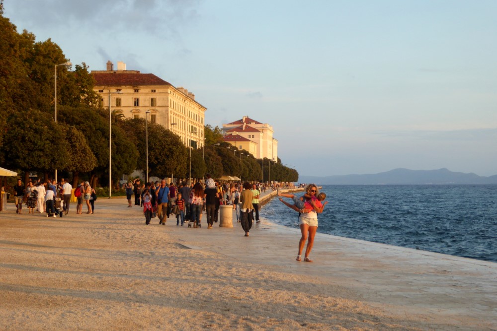 Paseo costanero de la Ciudad de Zadar, Croacia