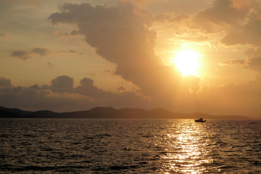 Atardecer en la costa de la Ciudad de Zadar, Croacia