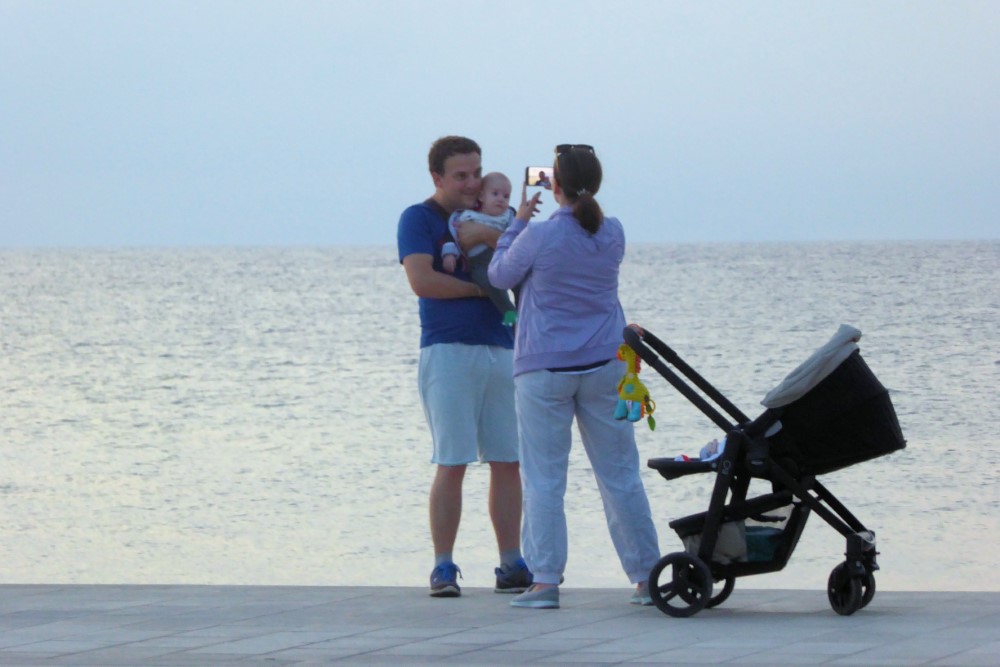 Familia en la costa de la Ciudad de Zadar, Croacia