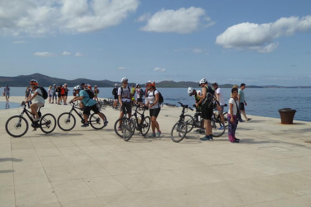 Ciclistas en la costa de la Ciudad de Zadar, Croacia