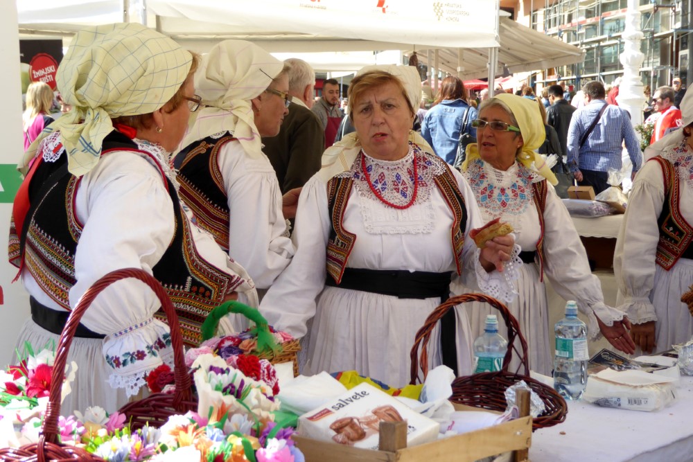 Señoras con vestimentas folclóricas, Plaza Josipa Jelačića, Ciudad de Zagreb, Croacia
