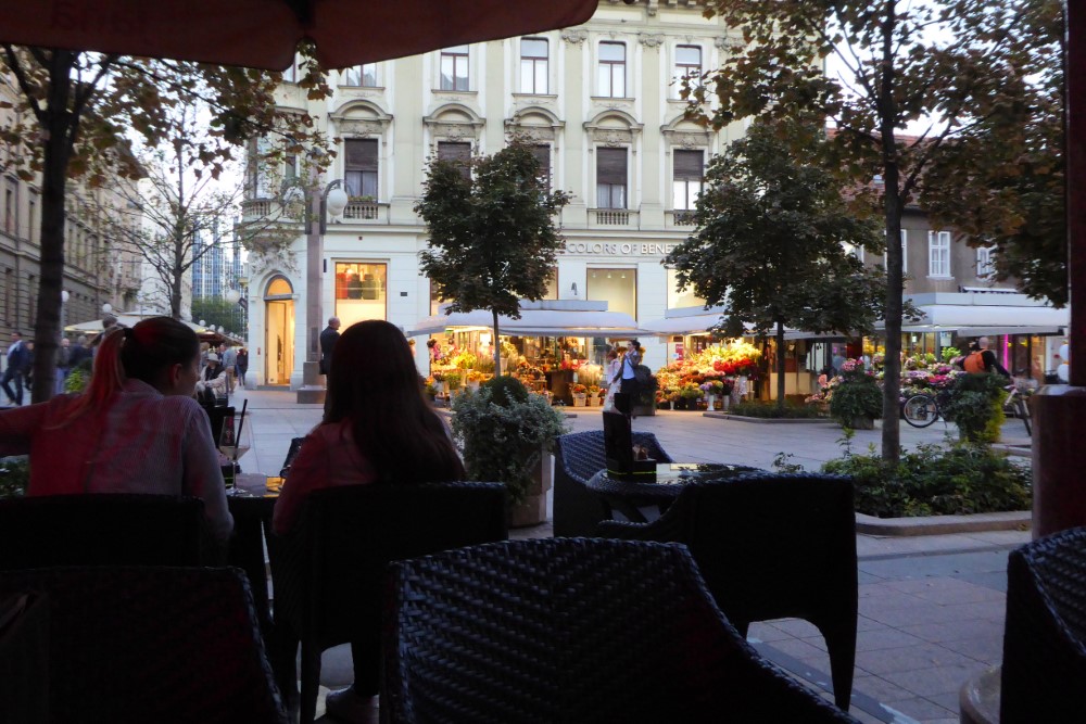 Gastronomía enla plaza del Monumento a Petru Preradoviću, Ciudad de Zagreb, Croacia
